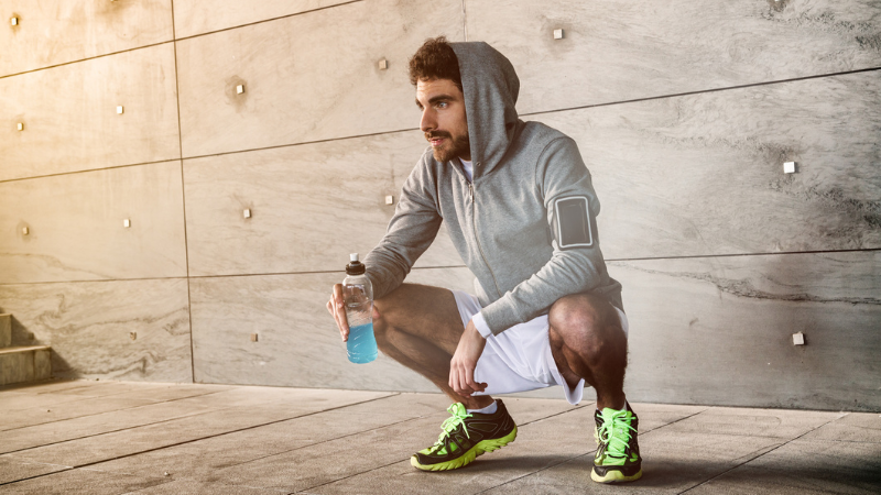 homme qui boit une boisson sport pendant une activité phyysique